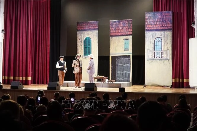 The play, “The 72nd Petition”, is staged at the Grand Hall of the Financial University in Moscow on July 17. (Photo: VNA)
