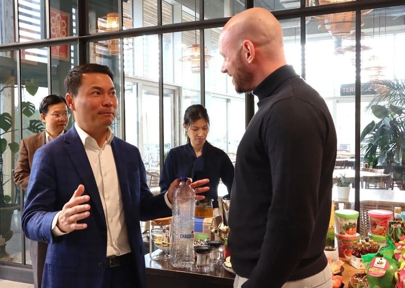 VBAB Chairman Nguyen Thanh Vinh (left) meets with a Belgium business representative. (Photo: VNA) 