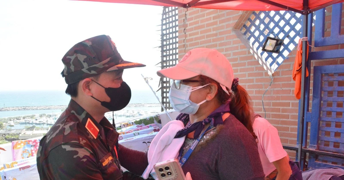 Venezuela earthquakes: Vietnamese rescuers bring a grieving mother her final goodbye