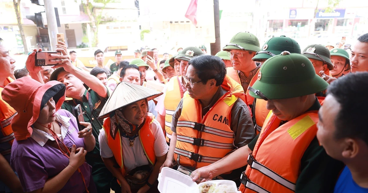 Prime Minister Pham Minh Chinh visits and encourages people affected by floods in Phan Dinh Phung ward of Thai Nguyen province. (Photo: VNA)
