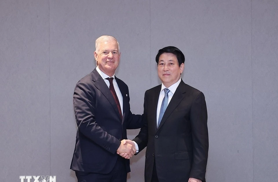 State President Luong Cuong (R) receives Secretary-General of the International Chamber of Commerce John Denton in Gyeongju city, the RoK, on October 30. (Photo: VNA)