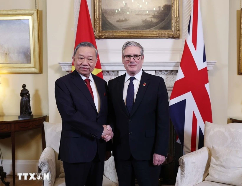 General Secretary of the Communist Party of Viet Nam (CPV) Central Committee To Lam (left) shakes hands with British Prime Minister Keir Starmer. (Photo: VNA)
