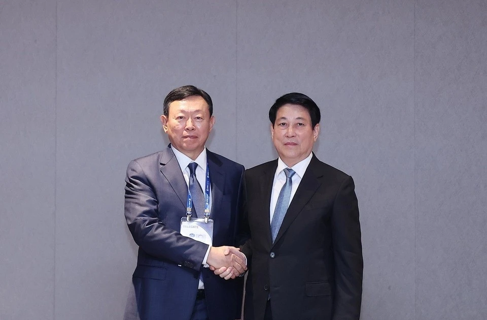 State President Luong Cuong and Chairman of Lotte Group Shin Dong-bin (Photo: VNA)