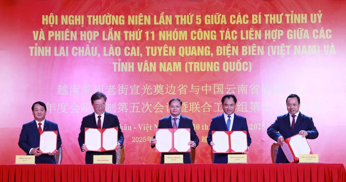 The minute of the fifth annual conference between the Secretaries of the Party Committees of Viet Nam’s Lai Chau, Lao Cai, Tuyen Quang, and Dien Bien provinces, and Secretary of the Communist Party of China (CPC) Yunnan provincial Committee, is inked at the event. (Photo: VNA)