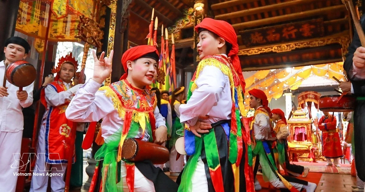 Gallery - Festival features ancient cross-dressing dance | Vietnam+ (VietnamPlus)