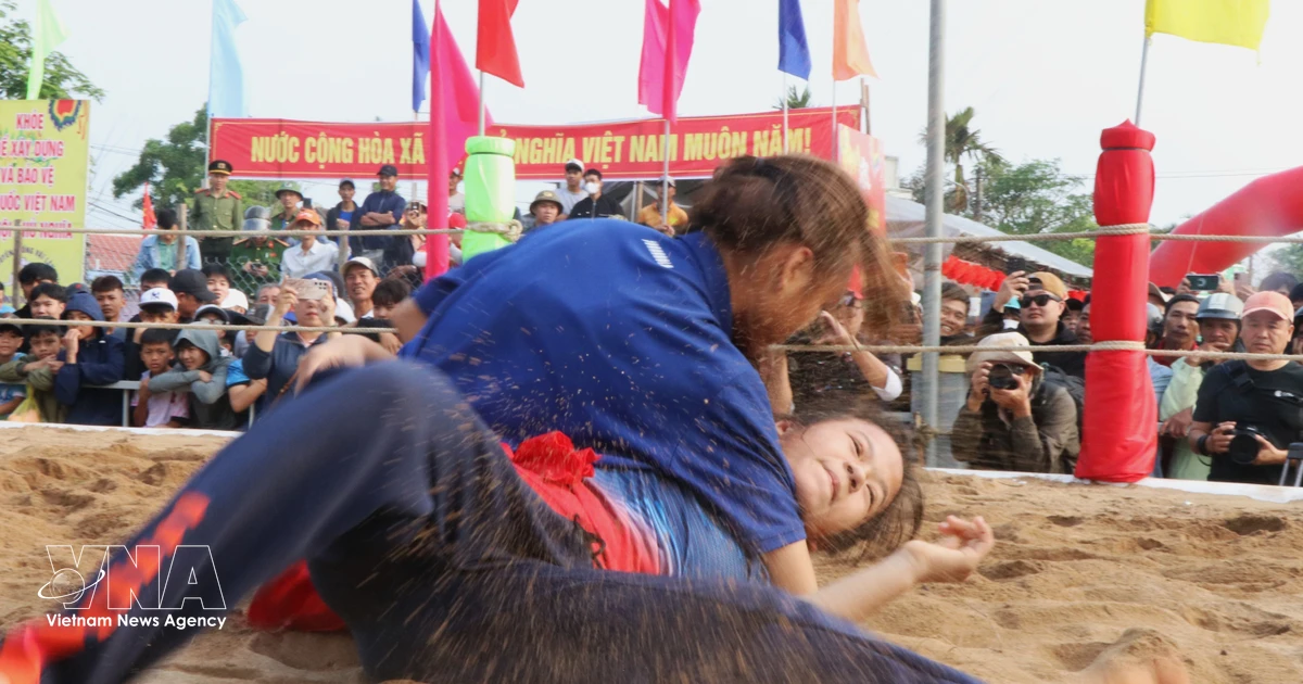 Traditional wrestling festival livens up Sinh village in early spring