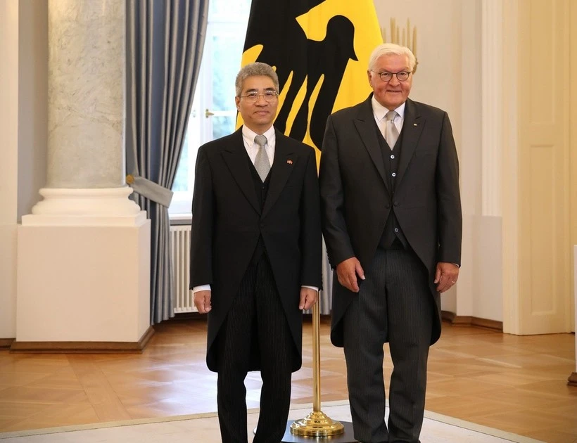 German President Frank-Walter Steinmeier (R) and Vietnamese Ambassador to Germany Nguyen Dac Thanh at the ceremony at the Bellevue Palace in Berlin on August 27. (Photo: VNA)