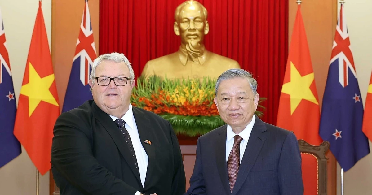 Party General Secretary To Lam (R) and Speaker of the New Zealand House of Representatives (Parliament) Gerry Brownlee in Ha Noi on August 28. (Photo: VNA)