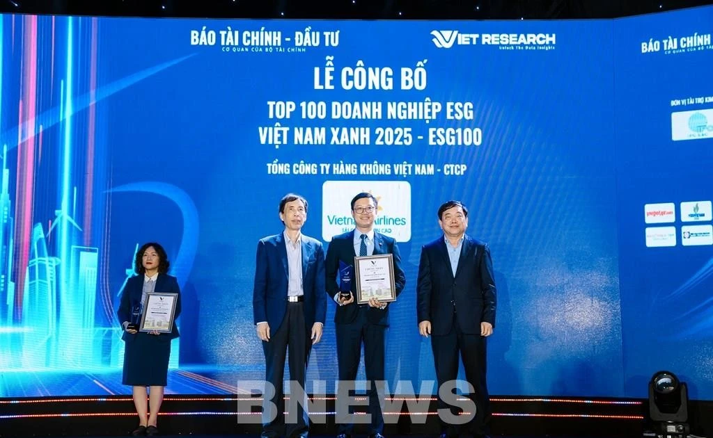 Vietnam Airlines honoured in Top 10 ESG companies in logistics sector