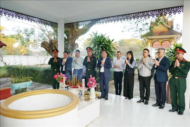 Representatives of the Vietnamese Embassy and agencies in Laos pay tribute war heroes and martyrs at the Lao – Viet Nam Combatant Alliance relic site in Keun village of Thulakhom district, Vientiane province, on December 21. (Photo: VNA)