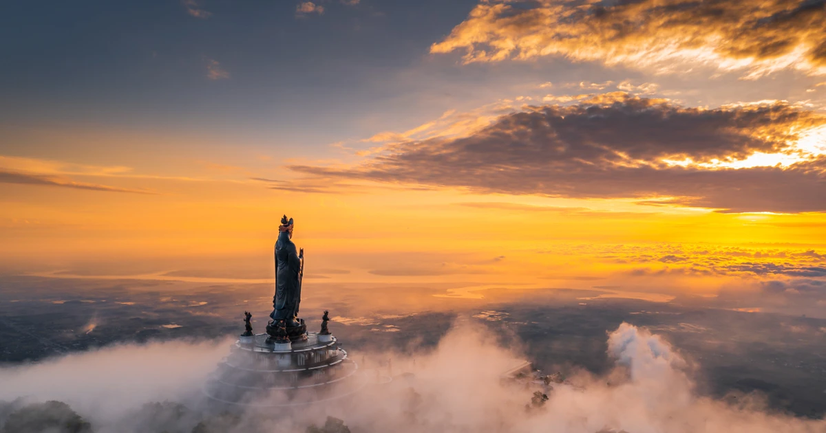 A two-hour escape from Ho Chi Minh City to "touch" the sea of clouds atop Ba Den