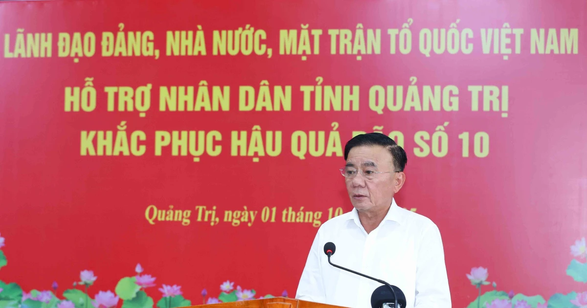 Politburo member and permanent member of the Party Central Committee's Secretariat Tran Cam Tu visits typhoon-hit Quang Tri province on October 1. (Photo: VNA) 