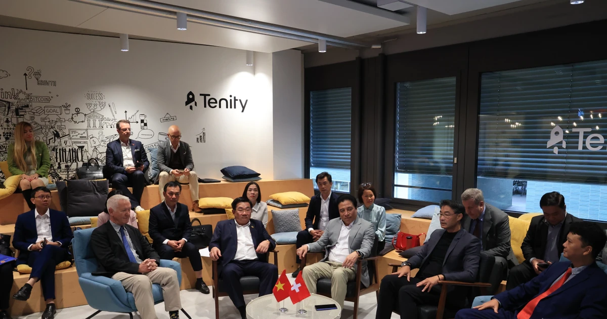 The discussion between the Khanh Hoa delegation and the Swiss-Vietnamese Economic Forum (Photo: VNA)