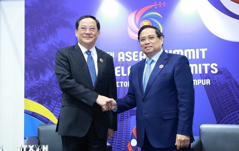 Prime Minister Pham Minh Chinh (R) and his Lao counterpart Sonexay Siphandone (Photo: VNA)