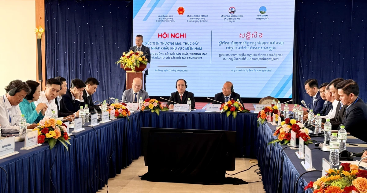 The trade promotion conference held by the Vietnamese Ministry of Industry and Trade in collaboration with the Cambodian Ministry of Commerce in An Giang province on October 17 (Photo: VNA)