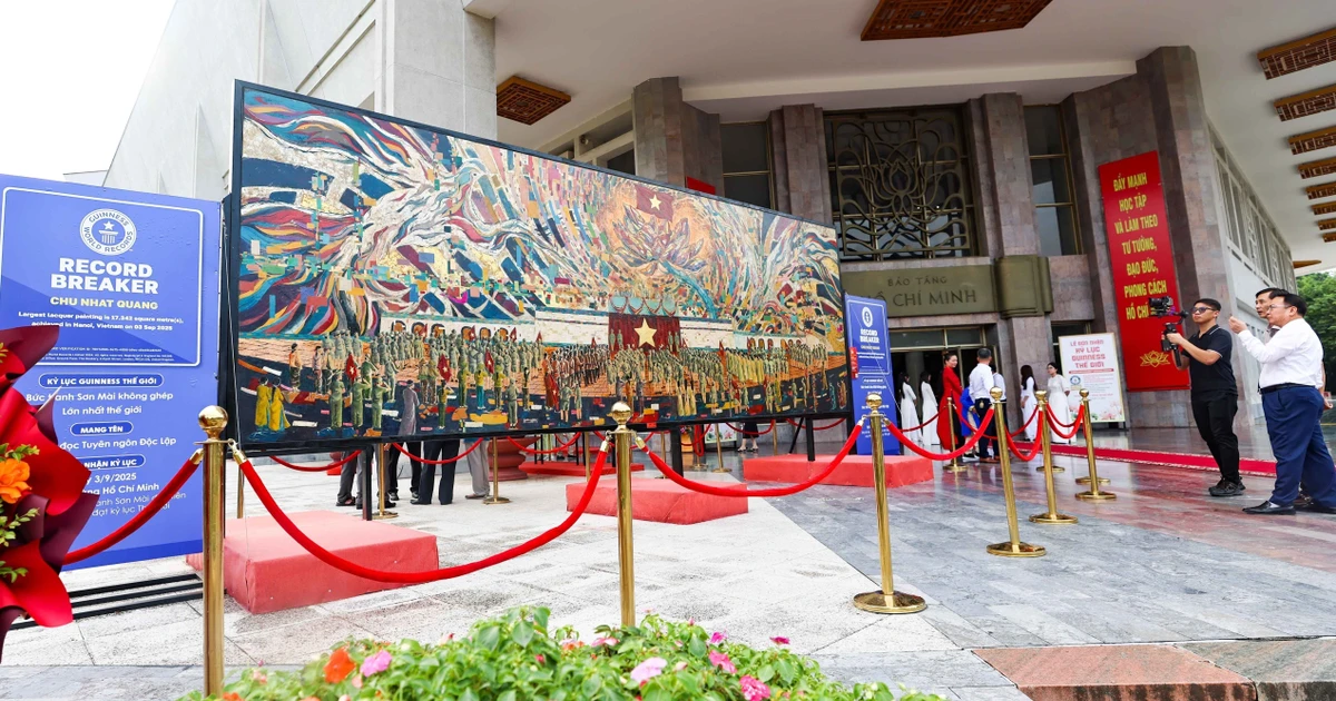 The artwork “President Ho Chi Minh Proclaiming the Declaration of Independence” measures 2.4 metres by 7.2 metres, spanning over 17 square metres. (Photo: VNA)