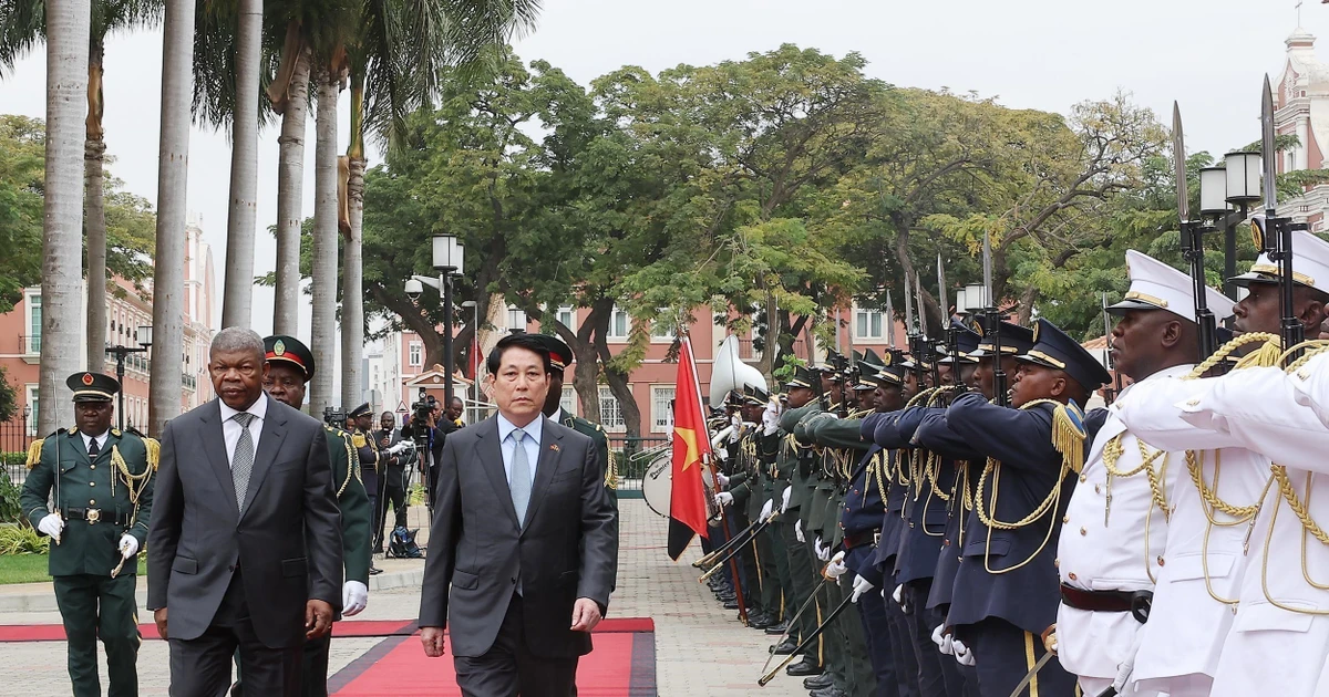 Angolan President João Manuel Gonçalves Lourenço (L) and Vietnamese State President Luong Cuong at the farewell ceremony (Photo: VNA)