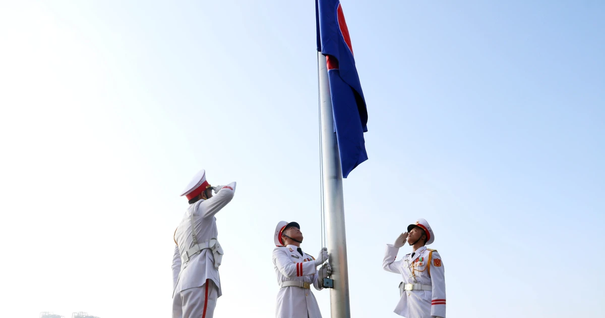 The ASEAN flag-hoisting ceremony on the occasion of the founding anniversary of ASEAN on August 8. (Photo: VNA)