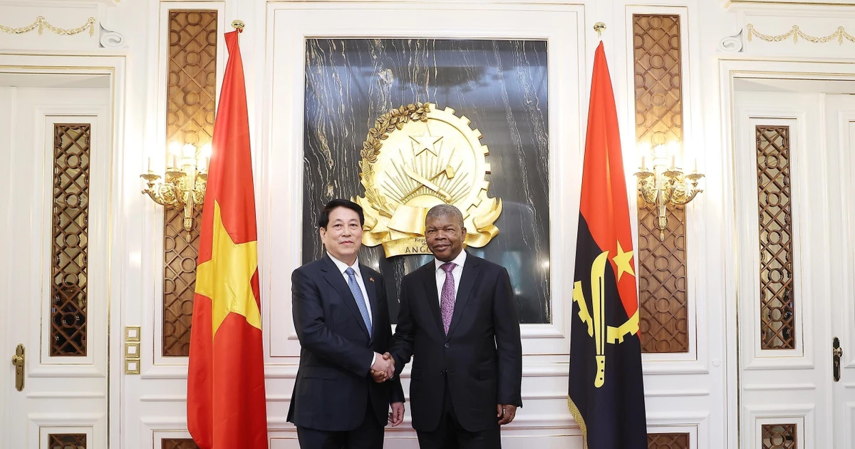 Vietnamese State President Luong Cuong (L) and Angolan President João Manuel Gonçalves Lourenço (Photo: VNA)