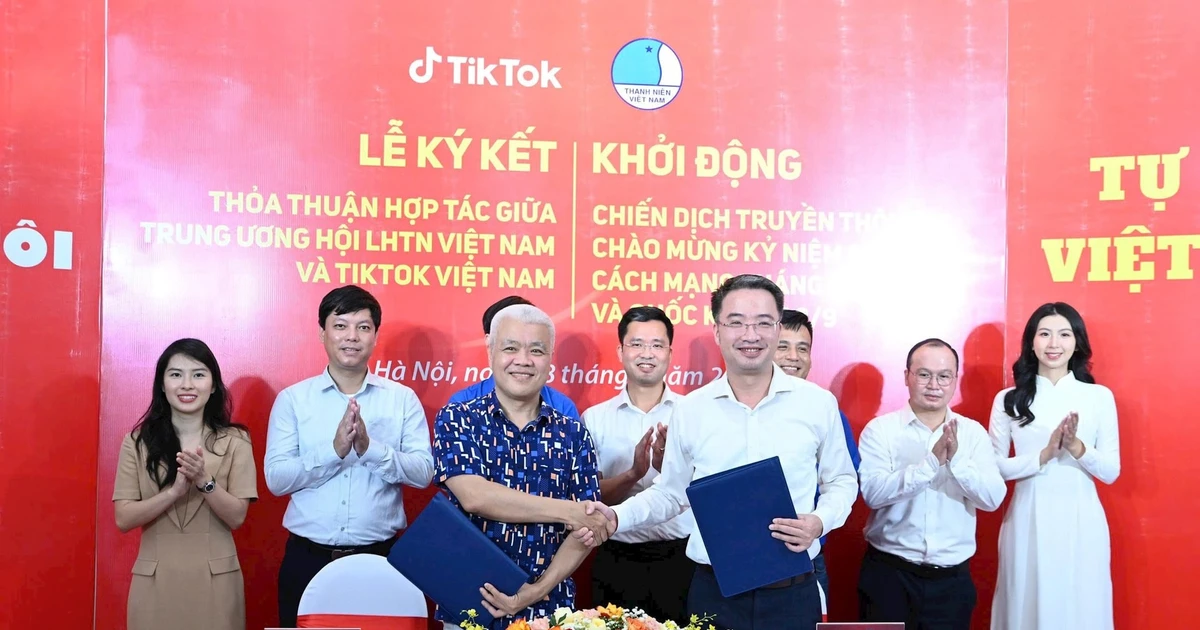 Representatives from the Central Committee of the Viet Nam Youth Federation and TikTok Vietnam at the signing ceremony of cooperation agreement for the 2025-2029 period. (Photo: hanoimoi.vn)