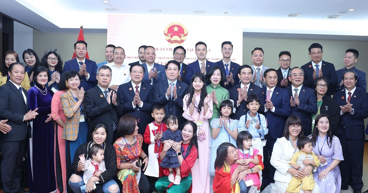 President Luong Cuong, his spouse, and the high-level delegation of Viet Nam are with staff of the Vietnamese Embassy and representatives of the Vietnamese community in Angola at the meeting on August 7. (Photo: VNA)