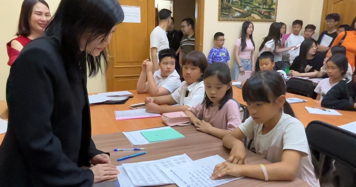 Vietnamese Consul General in Eketerenburg Nguyen Mai Huong visits a Vietnamese language class in Ufa. (Photo: VNA)