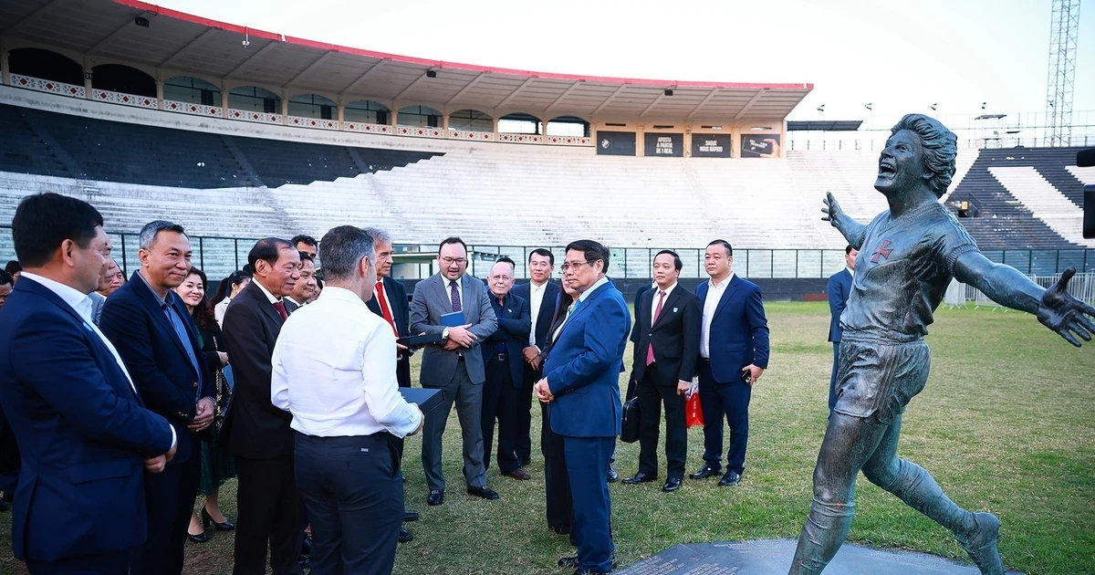 PM Pham Minh Chinh (right) visits the stadium of the Vasco da Gama Football Club. (Photo: VNA)