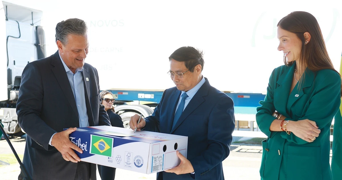 PM Pham Minh Chinh (C) signs on a pack of beef exported to Viet Nam. (Photo: VNA)