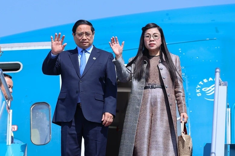Prime Minister Pham Minh Chinh and his spouse Le Thi Bich Tran return to Ha Noi. (Photo: baochinhphu.vn)