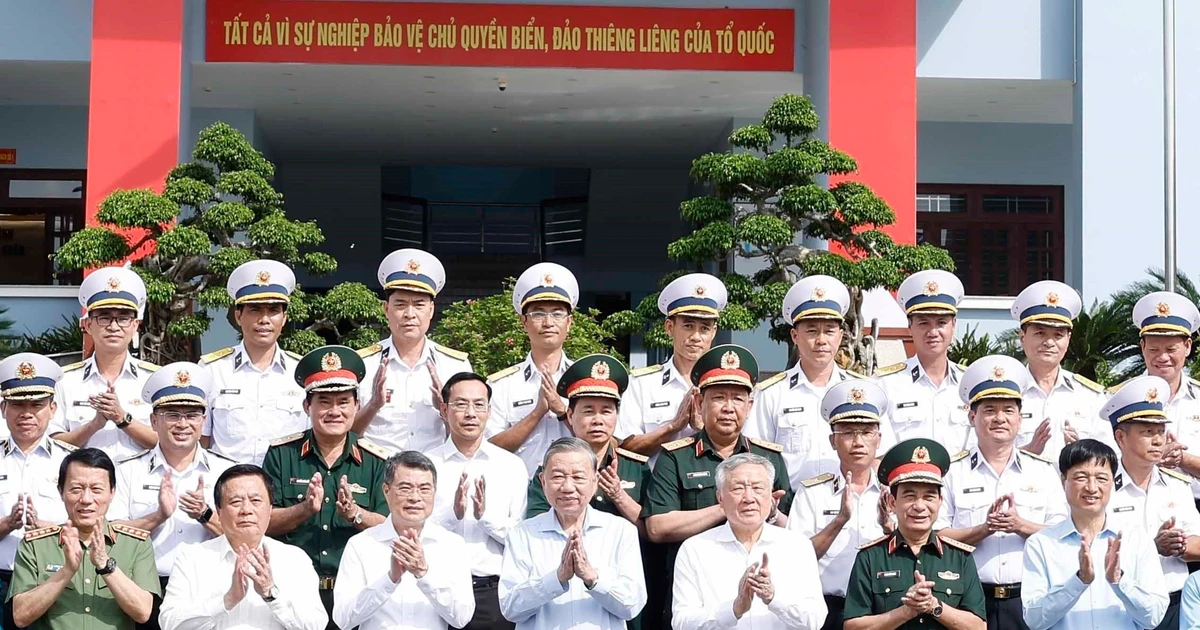 Party General Secretary To Lam (centre, first row) poses for a photo with delegates and Naval Region 5 officers. (Photo: VNA)