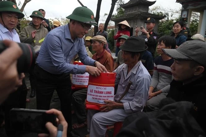 Deputy Prime Minister Le Thanh Long presents gifts to residents in Luat Le village, Gia Lai province. (Photo: VNA)