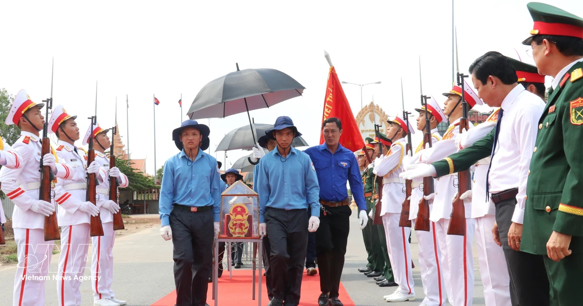 Remains of 158 Vietnamese volunteer soldiers, experts repatriated from Cambodia