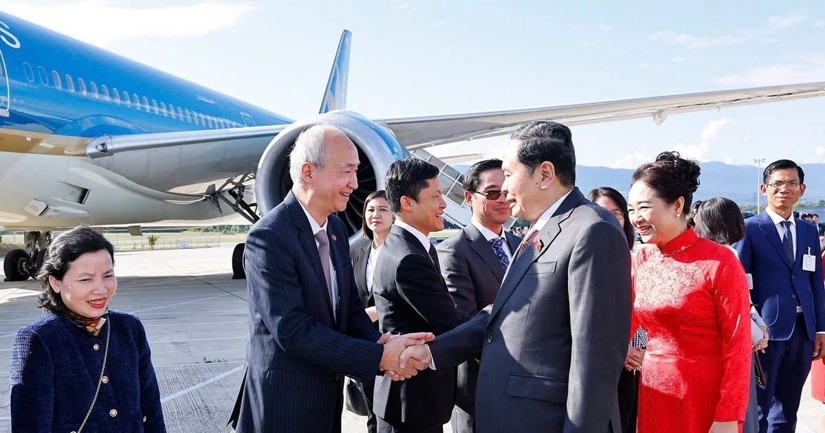 The farewell ceremony for National Assembly Chairman Tran Thanh Man (R) and his spouse at Geneva International Airport, Switzerland, on July 30. (Photo: VNA)