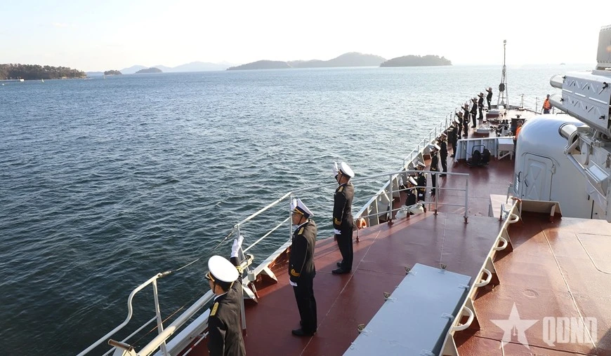 Frigate 015 – Tran Hung Dao and the delegation of the Viet Nam People’s Navy (VPN) on December 14 leave Jinhae Naval Base. (Photo: qdnd.vn)