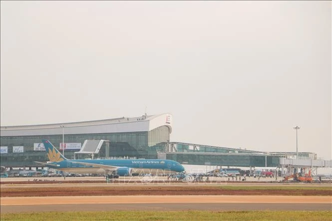 A wide-body Boeing 787-9 aircraft operated by Vietnam Airlines lands safely at Long Thanh International Airport in a test flight on December 15. (Photo: VNA)