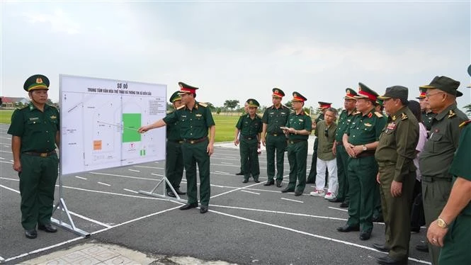 Leaders of the Tay Ninh provincial Border Guard Command report the National Defence Ministry's delegation plans to organise the Viet Nam-Cambodia Border Defence Friendship Exchange. (Photo: VNA) 