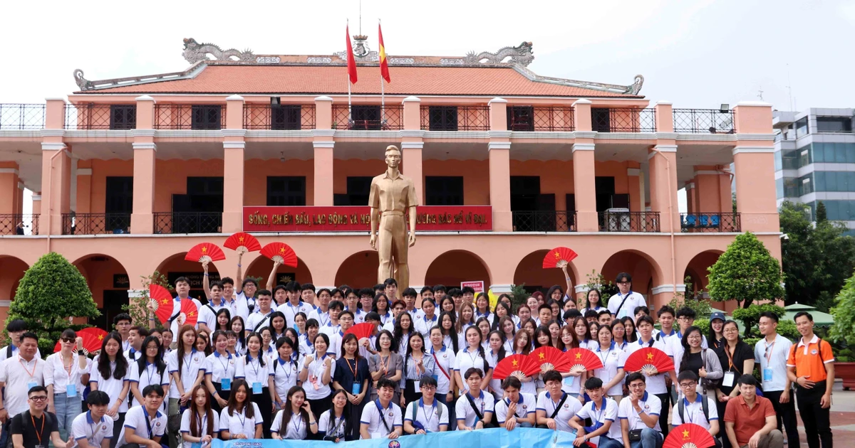 Young OVs visit Nha Rong wharf in Ho Chi Minh City (Photo: VNA) 
