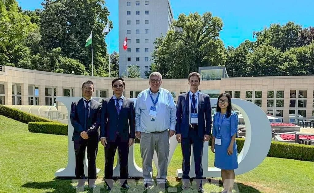 Minister Counsellor Pham Quang Huy, deputy head of Viet Nam's Permanent Mission to Geneva and representatives of St. Gallen Endowment. (Photo: VNA) 
