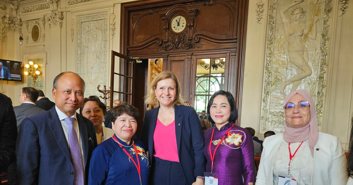 Vice Chairwoman of the National Assembly Nguyen Thi Thanh (second from right) meets President of the French National Assembly Yael Braun-Pivet (middle) (Photo: VNA) 