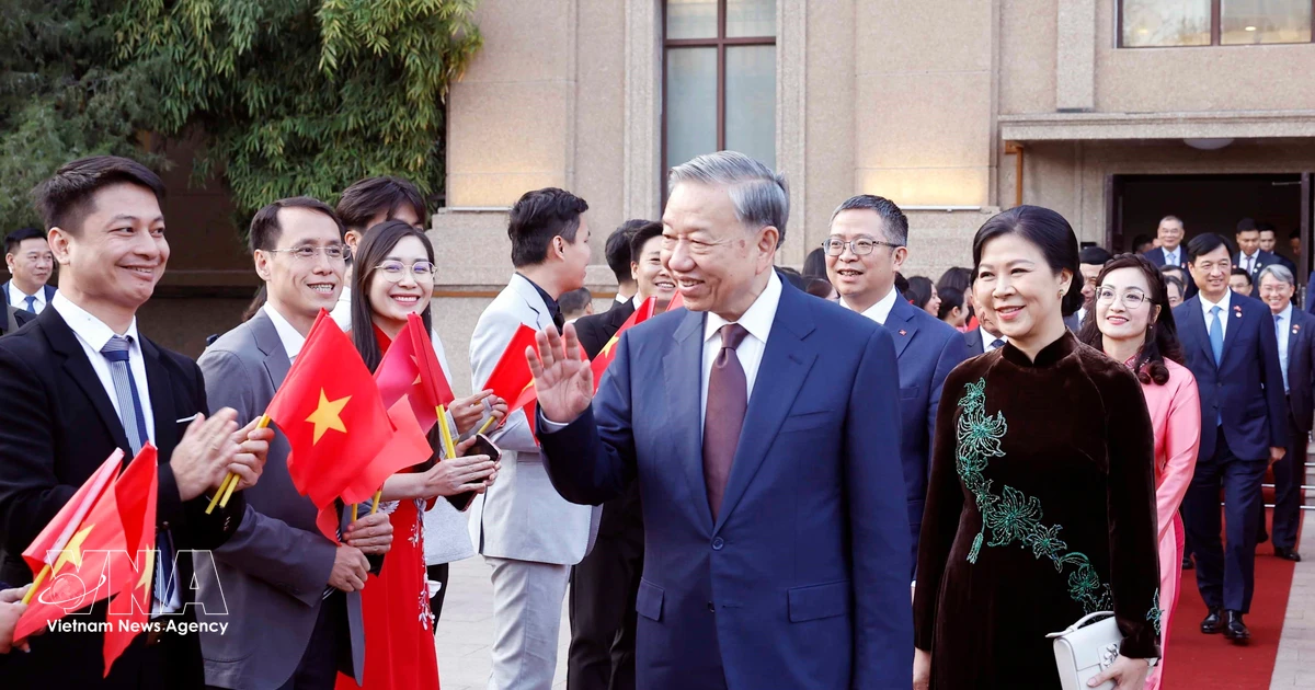 Gallery - Top leader meets Vietnamese diplomatic staff, community in China | Vietnam+ (VietnamPlus)