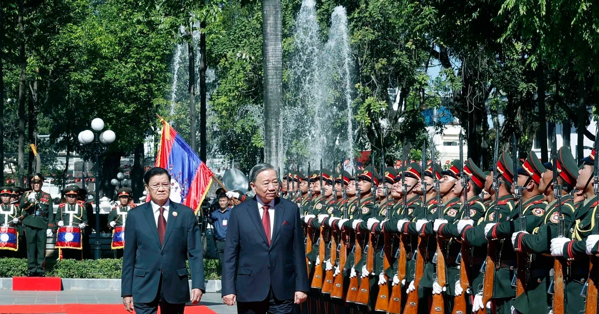 General Secretary of the Communist Party of Viet Nam (CPV) Central Committee To Lam (right) and General Secretary of the Lao People’s Revolutionary Party (LPRP) and President of Laos Thongloun Sisoulith inspect the guard of honour at the welcome ceremony on December 1. (Photo: VNA)