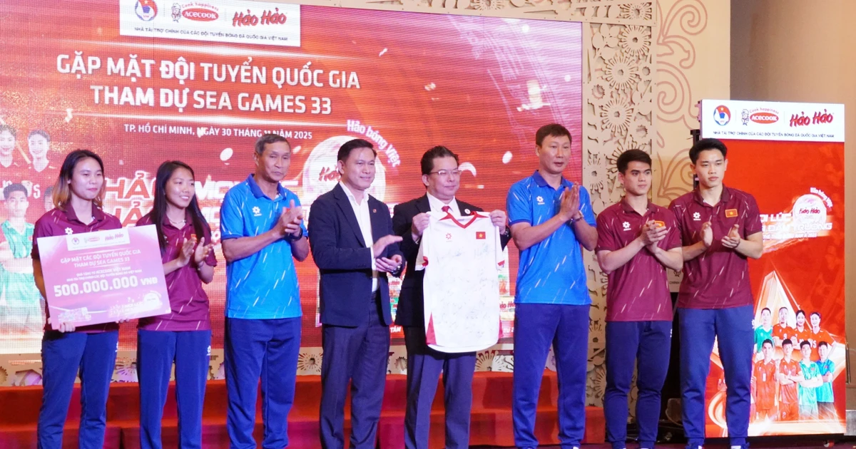 Acecook Vietnam continues to sponsor Vietnamese national football teams