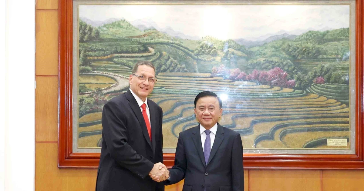 Politburo member and standing member of the CPV Central Committee’s Secretariat Tran Cam Tu (right) and Vice President of the United Socialist Party of Venezuela (PSUV) Jesús Faria at the meeting in Ha Noi on September 2 (Photo: VNA)