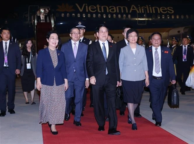 State President Luong Cuong is welcomed at Beijing airport on September 2 evening. (Photo: VNA) 