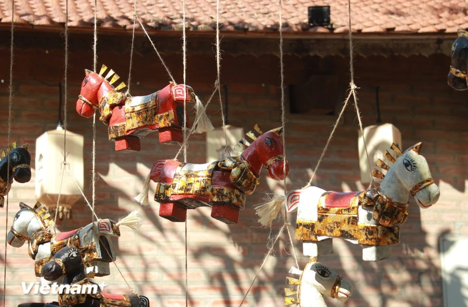 Admiring one-of-a-kind Central Highlands horse sculptures in Hanoi