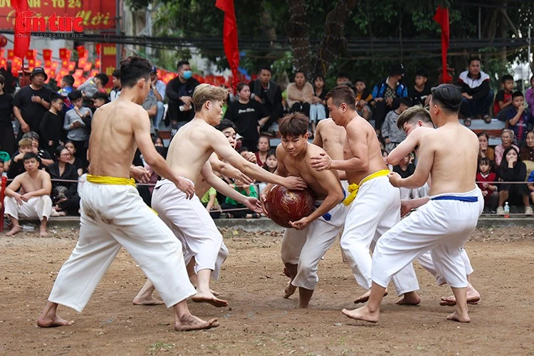 View - Thuy Linh Ball-Wrestling Festival upholds martial spirit | Vietnam+ (VietnamPlus)