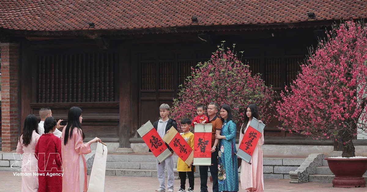 View - Hanoians enjoy spring spirit on first day of Lunar New Year of the Horse | Vietnam+ (VietnamPlus)