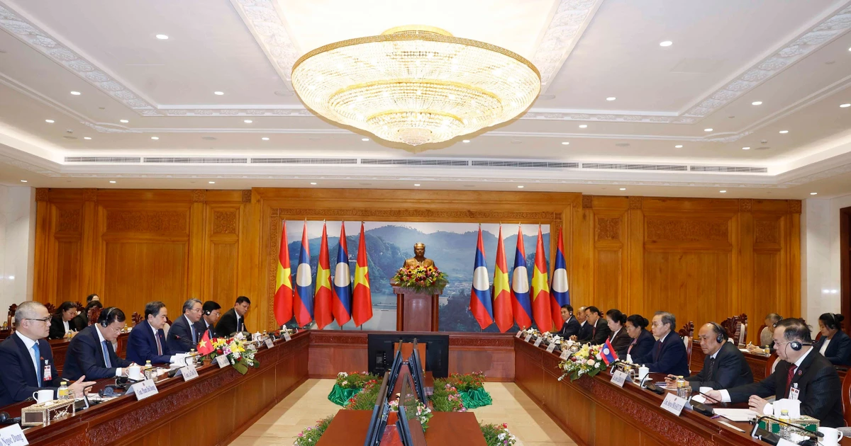 Vietnamese NA Chairman meets Lao counterpart in Vientiane