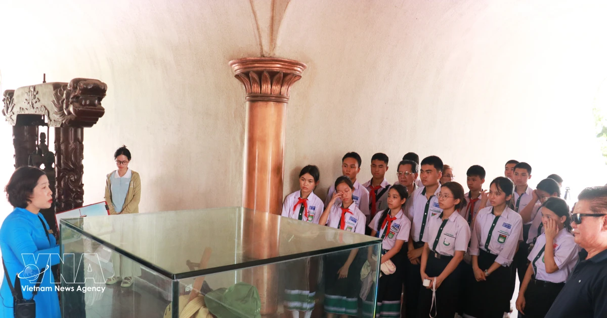 Vietnamese students in Laos pay tribute to war martyrs in Quang Tri