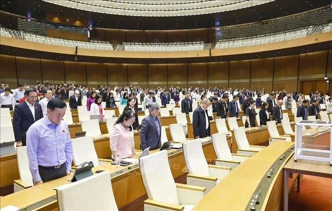 National Assembly deputies observe a minute of silence in remembrance of those who lost their lives to natural disasters and floods on November 24. (Photo: VNA) 
